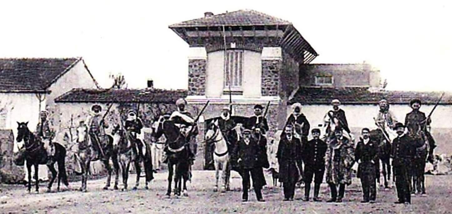 1184- Sedrata - Le Bordj avec le personnel et les Goums2.jpg